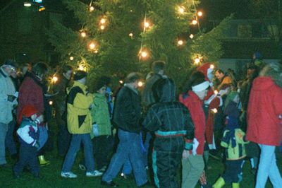 Juletræet i Videbæk - her fotograferet for år tilbage - bliver i år uden lys. Videbæk Handel og Erhverv har besluttet, at byens julebelysning ikke skal tændes. - Vi udviser samfundssind, lyder det fra formanden. Foto: Privatfoto