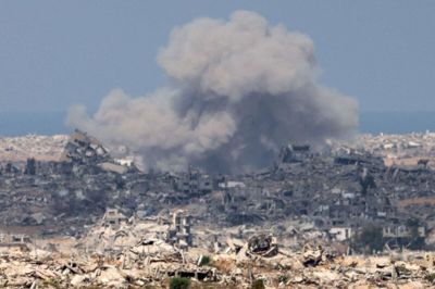 En røgsky rejser sig over Gazastriben tirsdag, hvor israelske styrker er gået ind i en ny fase af krigen i Gazastriben. Billedet er taget fra den israelske side af grænsen til det palæstinensiske område.