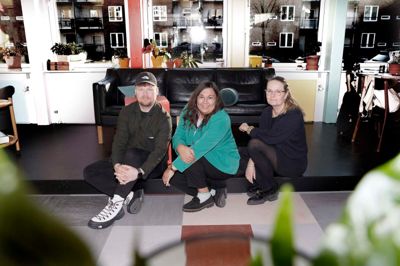Her fra den nye scene i Huset No7 skal der fremover være poesi- og poetry slam-aftener. Bag initiativet står fællesskabet Ord For Ord, som har indgået et samarbejde med Huset No7. Her er det fra venstre Jonas Bondrop, leder af caféen i Huset No7, Louisa Trolle Christensen, medstifter af Ord For Ord, samt leder af Huset No7, Line Hillerup.