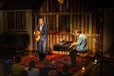 Peter Sommer og makkeren Palle Hjort spillede i foråret 2025 koncert nummer 150 på Gnisten.