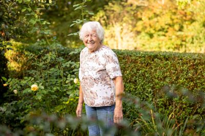 Hanne Andreasen har altid været glad for udeliv og havearbejde. Sådan er det stadig nu, hvor hun fylder 95 år torsdag 18. september og kan nyde det fulde efterårsflor og høsten af årets arbejde med bede og krukker.