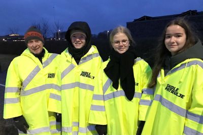 Her står Hans Jørn Hansen sammen med denne morgens skolepatrulje-team bestående af (fra venstre) Ida Nyborg Rasmussen, Kamilla Vadsholt og Nickoline Schmidt, der alle går i 8. klasse på Vildbjerg Skole.