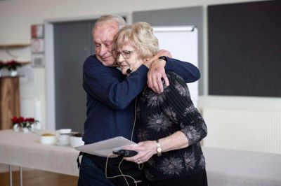 Hans Jørn Hansen var så rørt over at få prisen, at han uddelte et ordentlig kram til formanden for prisudvalget, Gerda Juncker.