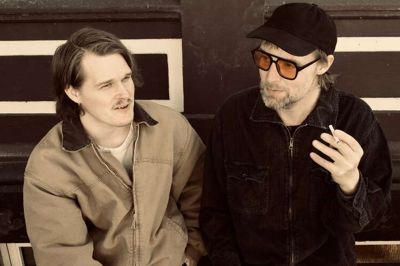 Karl Kristian (t.v.) og Tue West har sammen skrevet et nyt album. Nogle af sangene herfra kan publikum opleve live, når Karl Kristian giver koncert i Aulum Kirke søndag 26. april.