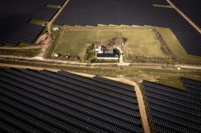 Med regeringens nye udspil skal kommuner fremover forpligtes til at sikre, at der er mindst 750 meter fra en bolig og til solceller i det åbne land, hvis der er tale om et solcelleanlæg, der opsættes på tre eller flere sider af boligen. (Arkivfoto).