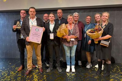 Vinderholdet blev samlet på scenen, da Meny i Herning tirsdag vandt Landbrug & Fødevarers pris »Slagterprisen 2025«. Fra venstre: Mestersvend Nicki Vestergaard, slagtermester Anders Kjeldberg, Rico Boss (kædechef hos Meny), Silas Deschl, købmand Torben Jensen, Birgitte Skodborg, Ann Rubin, Jannie Termansen, delikatesseleder Mia Korsholm og delikatesseleder Frederikke Friis Mikkelsen.