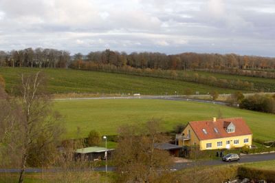 Udsigten fra Gl. Rye Kirkes tårn bliver ikke generet af den solcellepark, der ønskes opført på Rye Nørskov Gods. Politikerne har nemlig sløjfet den vestligste del af parken. Foto: Jakob Stigsen Andersen