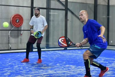 Nu er der ikke længe til, at padelbattene kan svinges i det nye padelcenter i Aulum. Her arkivfoto fra en lignende bane i Skive.