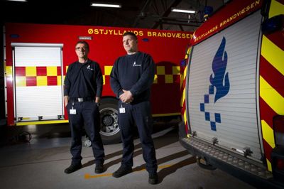 Marco Biondi (til venstre) og Morten Hansen (til højre) fra Ry Brandstation fortæller, at der er mellem 70 og 80 udrykninger om året i Ry og omegn for de i alt 18 deltidsbrandmænd.