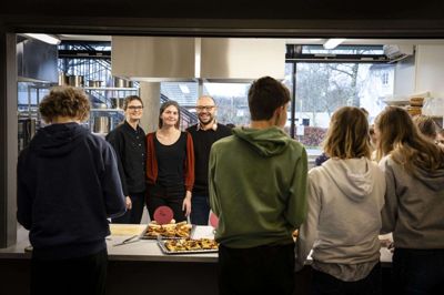 Mie Reihs, bagerst til venstre, ærgrer sig over, at projekt Madfærd på Mølleskolen i Ry nu lukker. Foto: Martin Ballund