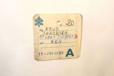 Det er ikke alle forundt at komme og gå i Vatikanstaten, som man lyster, men tidligere redaktør Knud Jakobsen fik i 1989 adgang til de »hellige haller«. Alt han skulle var at fremvise dette kort, der nu er en del af udstillingen om pavens besøg i Øm.