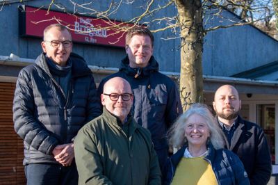 Samarbejdet mellem Gl. Rye Brugsforening og Brugsforening Tryg er nu blåstemplet. Fra venstre ses Lars Geil næstformand i Tryg og Thomas Dahl, direktør i Tryg. Forrest fra venstre ses Carsten Bank-Mikkelsen, formand for Tryg, Bente Strager, formand for Rye Brugsforening samt Martin Krogstrup Nielsen, næstformand i Rye Brugsforening. Foto: Frank Hansen, FHfoto.dk
