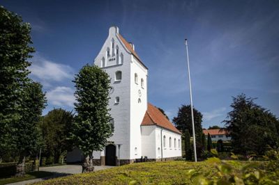 Det koster ikke ret meget at sætte lys på Ry Kirke, men når resten af samfundet sparer på strømmen, gør kirker det også.