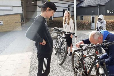 Sebastian Norup, der går i 6. klasse på Gudenåskolen i Ry, fik onsdag tjekket sin cykel i en kommunal kampagne.