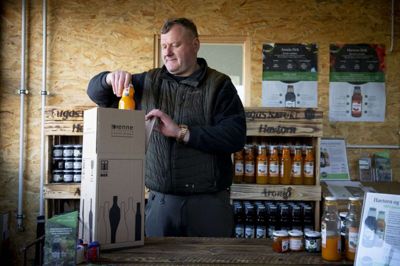 Aroniabær kan godt have en lidt jordet smag, mens havtorn er meget syrligt. Derfor blander Mikael Fuglsang og Tina Snedker æblemost, citron og ingefær i de to safter, så det kommer til at smage godt og friskt.