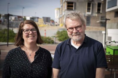 Stine Sonne Lohmann, ry og Michael Villadsen, svejstrup:Stine: Man er imødekommende, venlig, smilende og så er det vigtigt at kende sin besøgelsestid - timingen er alt.Michael: Jeg oplevede en god værtsoplevelse, da jeg gik ved Dover Kirke. Der spurgte jeg én, der ledte efter en grav om han ville se Anders Nielsen, der var med til at starte andelsbevægelsens grav. Det kostede ikke noget, og han blev glad.