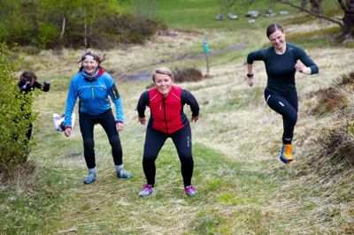 Det er anden gang, at Gl. Rye Outdoor Træning afholder træning, og det er planen, at træningen skal foregå forskellige steder i byen. - Tanken er at vi rykker rundt. Det giver andre muligheder. Her kan man bruge bakkerne, mens man kan andre ting på eksempelvis skolens legeplads, siger Laura Lambæk Knudsen (til højre i billedet). Foto: Jakob Stigsen Andersen