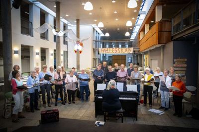 Knudsøkoret så dagens lys i 1972, da det aftenskolehold, hvor nogle af sangerne oprindeligt sang, blev omdannet til et hold, hvor man spillede plader. Og selvom de fleste er lidt grå i toppen, så er nye sangere mere end velkomne. Og specielt hvis de er mænd. For mænd er altid en mangelvare.