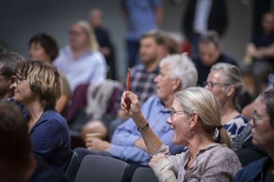 Spørgelysten var stor på torsdagens borgermøde om området omkring Ry Hallerne. Og vi kom vidt omkring, da der både blev spurgt til planer for et gymnasium i Ry og om solceller i Gl. Rye. 50 borgere var mødt frem til borgermødet.