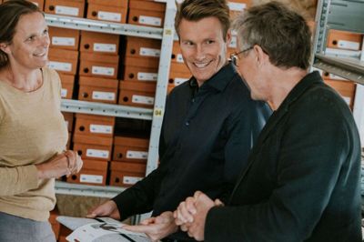 Peter Nørby (i midten) mener, at Ry er et godt sted at starte et firma som It Matters. Her er nemlig mange, der går op i at handle bæredygtigt, når de køber tøj og dagligvarer. Peter Nørby ses her sammen med de to medejere Dorte og Kent Dahl fra reklamebureauet Touché. Foto: ItMatters