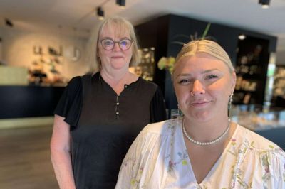 Lone Nielsen har drevet Lune Sølv og Guld i 32 år, men hun har nu solgt butikken til Line Rokkjær, der i forvejen driver en lignende butik i Nykøbing Mors.