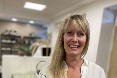 Pia Hanghøj er tilbage bag disken på Klostervej. Fremover satser hun på bæredygtigt basistøj, men der vil også være sko, smykker og lækker keramik i butikken.