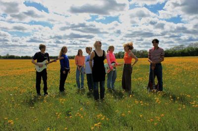 De otte medlemmer i bandet kommer alle fra Skanderborg Kommune og øver i Mølleværket i Ry. De går enten på gymnasiet, erhvervsuddannelse, FGU eller arbejder ved siden af bandet. Bandfoto