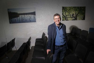 Nogle mener at tage 10. klasse på efterskole svarer til at tage et fjumreår. Men Lars Fey, forstander på Himmelbjergegnens Natur- og Idrætsefterskole, har for nylig set en undersøgelse, der fortalte, at unge, der har gået på efterskole, har 15 procent bedre chance for at gennemføre en ungdomsuddannelse. Derfor har efterskolerne en berettigelse, mener forstanderen, der fylder 60 år tirsdag. Foto: Martin Ballund