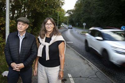 Knud Ole Kirstein og Gitte Høyer er en del af den borgergruppe på Randersvej i Ry, der har kæmpet for at få dæmpet farten på vejen. Det er nu lykkedes. Foto: Martin Ballund