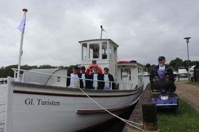 Gl. Turisten er i vandet fra fra 1. maj til 30. september. Resten af året er den i et telt, hvor den bliver repareret og gjort klar til næste sommer. Fra venstre Hans Skousborg, Steen Hartmann, Finn Gade, Søren Henriksen og Steen Rytter på land.