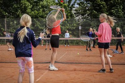 Spilleglæden spreder sig i Ry Tennisklub, og i aftes var der 30 børn på banerne til træning. Der er en overvægt af piger, og det giver de selv svaret på. »Drengene vil hellere game eller spille fodbold. De er lidt dovne«, lyder det.