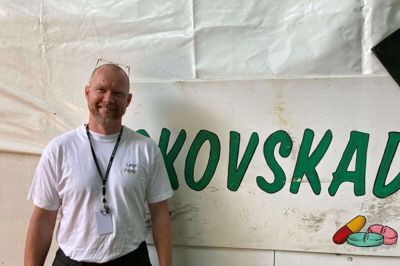 Rasmus Peter Christoffersen er glad for fællesskabet, der er blandt de frivillige i skovskadestuen. De har et baglokale, hvor de kan mødes, og der bliver arrangeret fester for dem. Foto: Mathias Mark Iversen