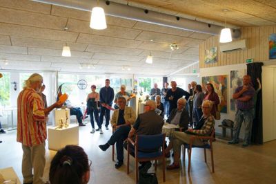 Kenneth Vex, der her byder velkommen til en tidligere udgave af Alling Kunstcafé, er også at finde blandt kunstnerne på årets café, der har fernisering den 30. juli.