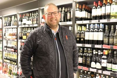 Henrik Valdorff stopper som uddeler i DagligBrugsen i Gl. Rye og kaster sig over et job som kørelærer. Han nåede at fejre sit 20 åras jubilæum i butikken i Gl. Rye.