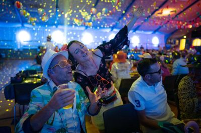 I 2019 rejste flere hundrede Ry-boer til Costa del Ry. Nu er der igen stor fest i Ry Hallerne, med disco. Foto: Per Bille.