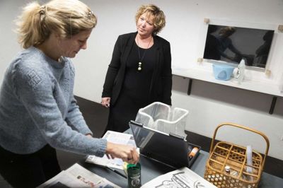 Renée Heegaard Jespersen (th) er uddannet tekstilformidler med speciale i broderiets sundhedsfremmende effekter og hun har flere års erfaring med at kombinere broderi med kreativitet, leg og undersøgelse.