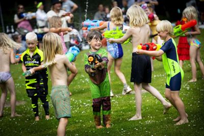 Kort tid inden vandkampens begyndelse kom en masse tilmeldinger. Derfor endte der med at være godt 50 tilmeldte. Alle børnene fik en slikpose efter vandkampen. Foto: Jakob Stigsen Andersen