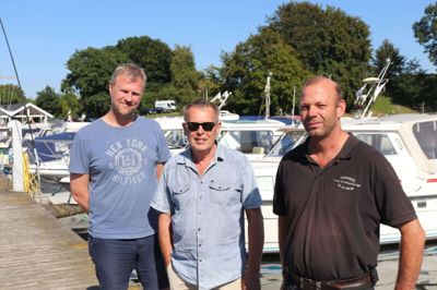 Brosamarbejdet brugte den seneste vinter 350.000 kroner på at vedligeholder broerne mellem Ry og Silkeborg. Her ses fra venstre mod højre formand for brosamarbejdet Hans A. Pedersen sammen med havnefoged i Ry Marina og Bådlaug, Gunner Dalgaard, og Morten Damholt, formand i Ry Marina og Bådlaug.