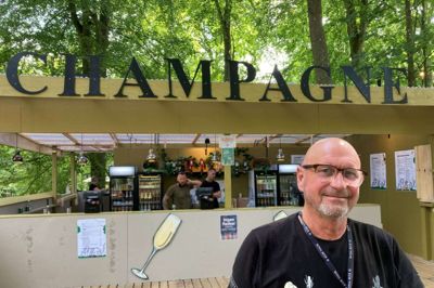 Marc Haywood forventer, at der kommer en omsætning på 4,2 millioner i Champagnebaren i løbet af festivalen. Det er knap en million mere end sidste festival for tre år siden. Årsagen til stigningen findes i, at der har været prisstigninger på flaskerne med bobler.