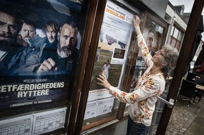 Der bliver flere forevisninger i børnefilmklubberne i Ry, så langt flere børn kan være med. Her er det leder af Ry Biograf, Birgitte Karlshøj, der hænger plakater op. Foto: Martin Ballund