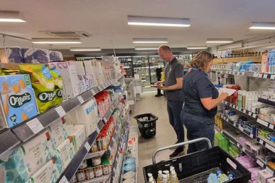 Ledere, bestyrelses- medlemmer, Tryg’s venner og medarbejdere fra Brugsforeningen Tryg’s butikker strømmede til Dagli’brugsen i Gl. Rye for at sætte varer på hylderne og få styr på et nyt bestillingssystem.