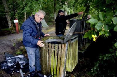 Der er mange brugere af skraldespandene langs Gudenåen. Det er både, vandrere, cyklister, kano, kajak og paddleboardere. Specielt om sommer giver det affald.