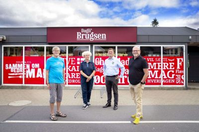 Fra venstre ses bestyrelsesformand for Dagli’brugsen Ole Skjærbæk, butiksbestyrer Jette Kirstine Eiby Christiansen, direktør i Brugsforeningen Tryg Thomas Dahl og bestyrelsesformand i Brugsforeningen Tryg Carsten Bank-Mikkelsen. De står foran den gamle Dagli’brugsen i Sejs, som skal rives ned og laves til parkeringspladser, når den nye Superbrugsen står klar. Foto: Jakob Stigsen Andersen