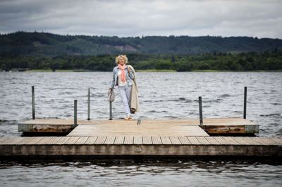 Knudsø er i Marianne Purups optik det, man kan kalde en »rigtig« sø. Og det er hendes helt specielle sted. Her er dybt vand, og den er omkranset af grønt. Her morgen bader hun i Knudsø og tømmer hovedet for tanker. Det våde dyp får hende til at føle sig ny og ubrugt. Foto: Martin Ballund