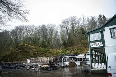 Branden, der raserede det gamle Hotel Julsø, har efterladt et stort savn. Men Miljøstyrelsen har afvist, at der med de nuværende tegninger for en genopbygning, kan dispenseres fra Skovloven. Foto: Martin Ballund