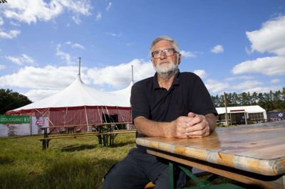 Det har altid været de unges musik, som blev spillet på Mosstock Festival, siger formand Niels Godrum. Men de seneste år er der også kommet mange bands, som har spillet sammen siden ungdommen. Derfor er det stadig - på en måde - de unges musik.