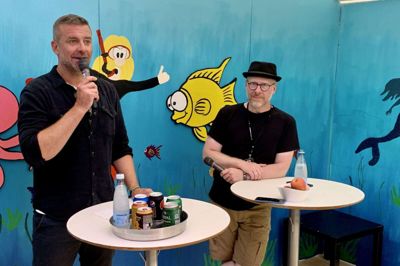 Søren Eskildsen (tv), talsmand for Smukfest, glæder sig over en rigtig god festival efter to års coronapause. Til højre ses Mikkel Xavier, en af Smukfests to musikbookere. Foto: Claus Sonne