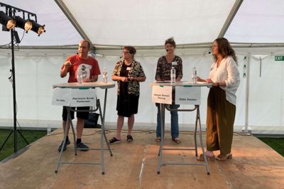 Per Bille, Marianne Brink og Helene Simoni diskuterede det lokale demokrati med Ditte Jensen som ordstyrer.