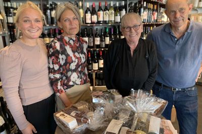 Den 1. oktober overdrager Anette og Per Rasmussen (th) Kandis i Ry til Astrid Munk Matthiesen og Susanne Munk Matthiesen. Astrid har arbejdet i butikken i seks år.