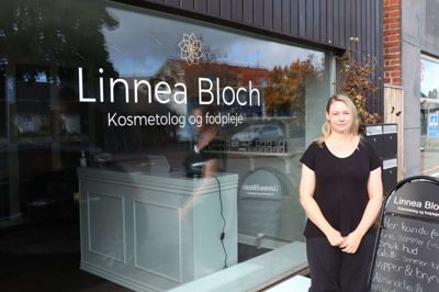 Linnea Bloch har fået navnet op på glasruden til sin klinik på Klostervej.